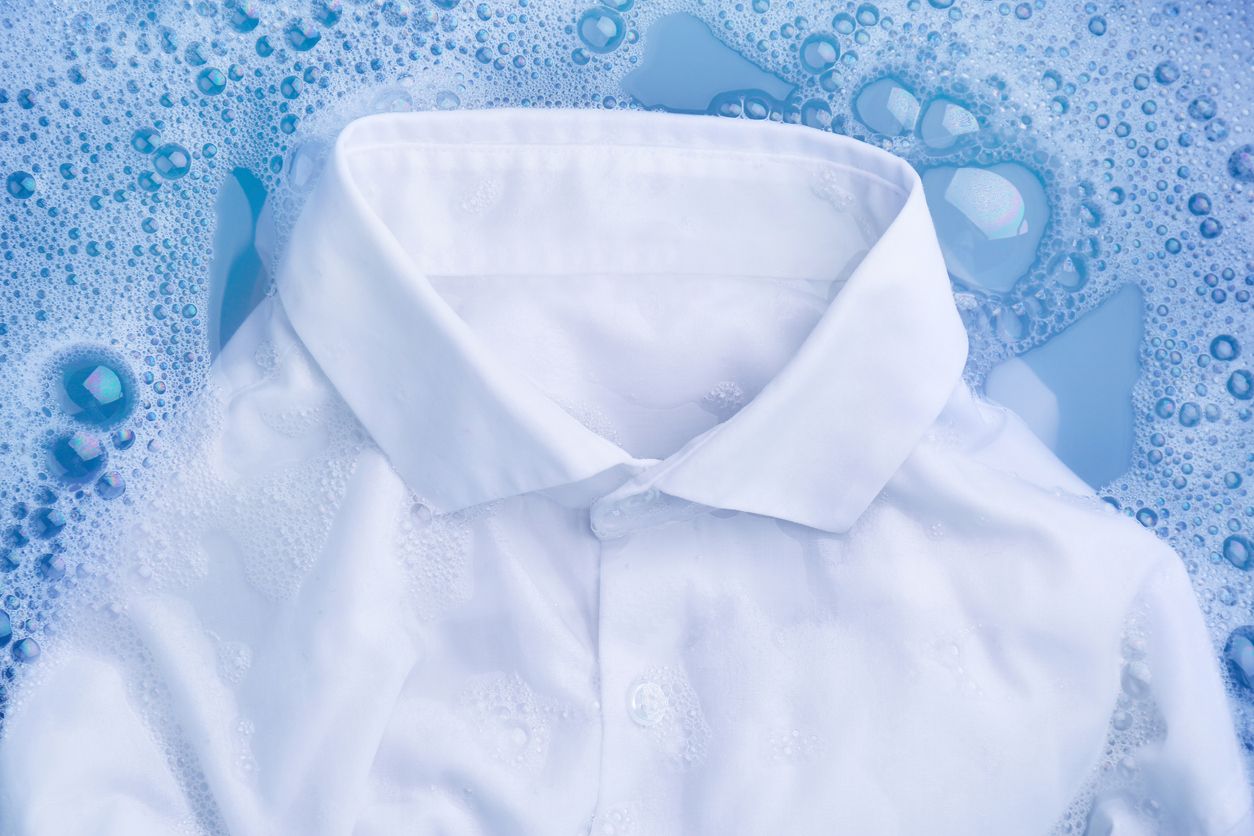cara mencuci baju putih